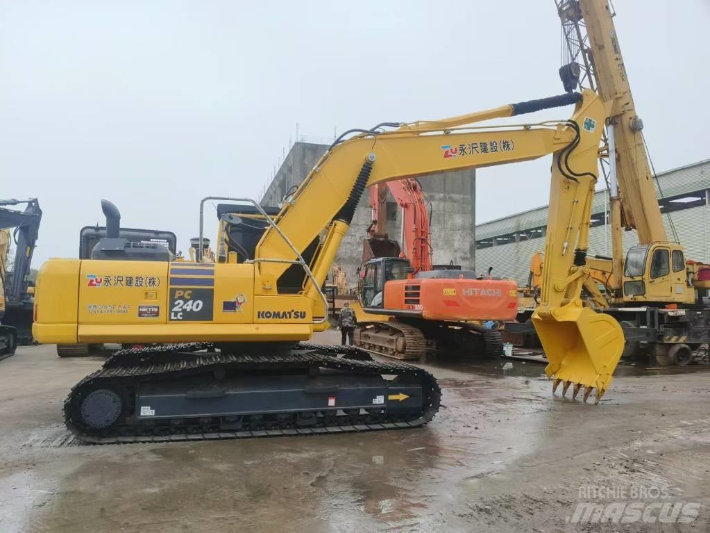 Komatsu PC 240 대형 굴삭기 29톤 이상