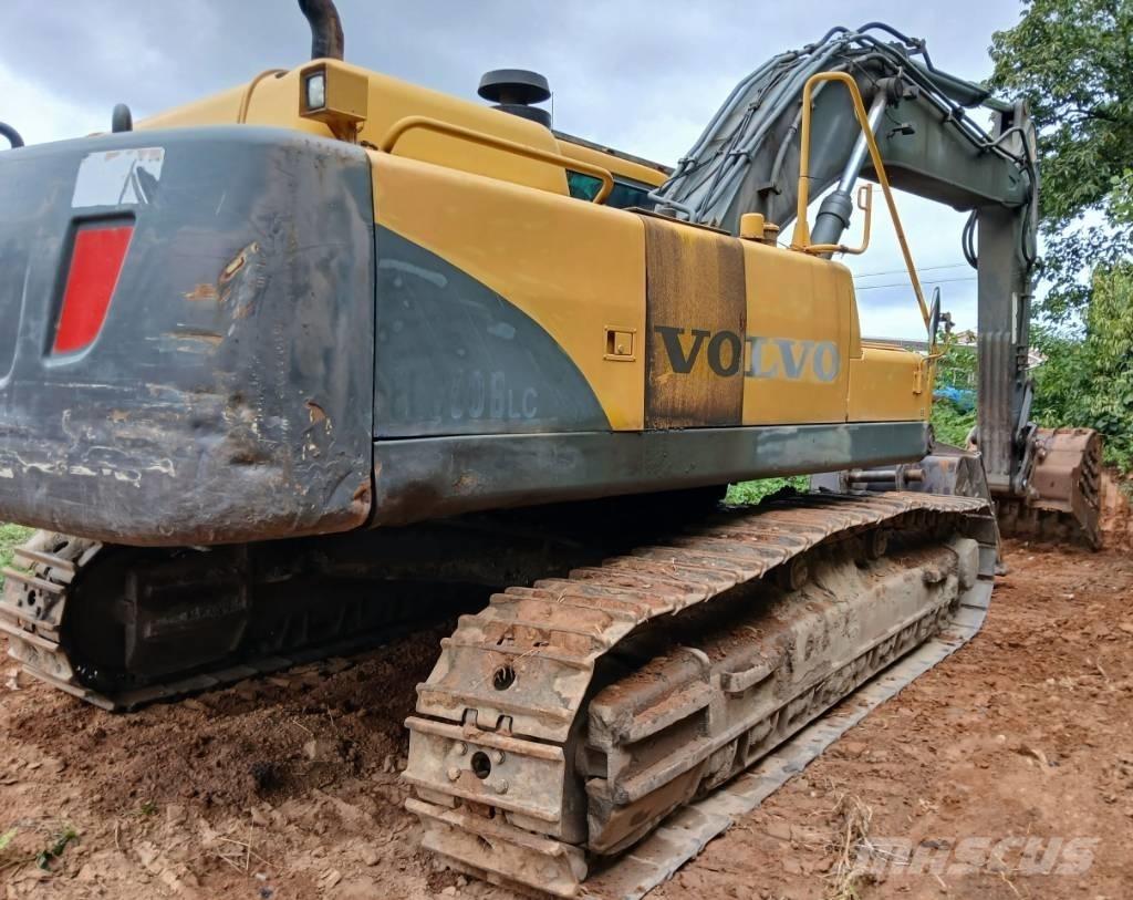 Volvo EC 360 건설현장 덤프트럭