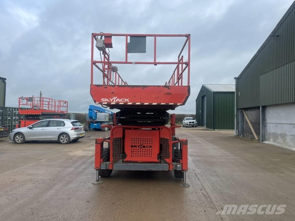 SkyJack SJ 9250 RT 가위형 리프트