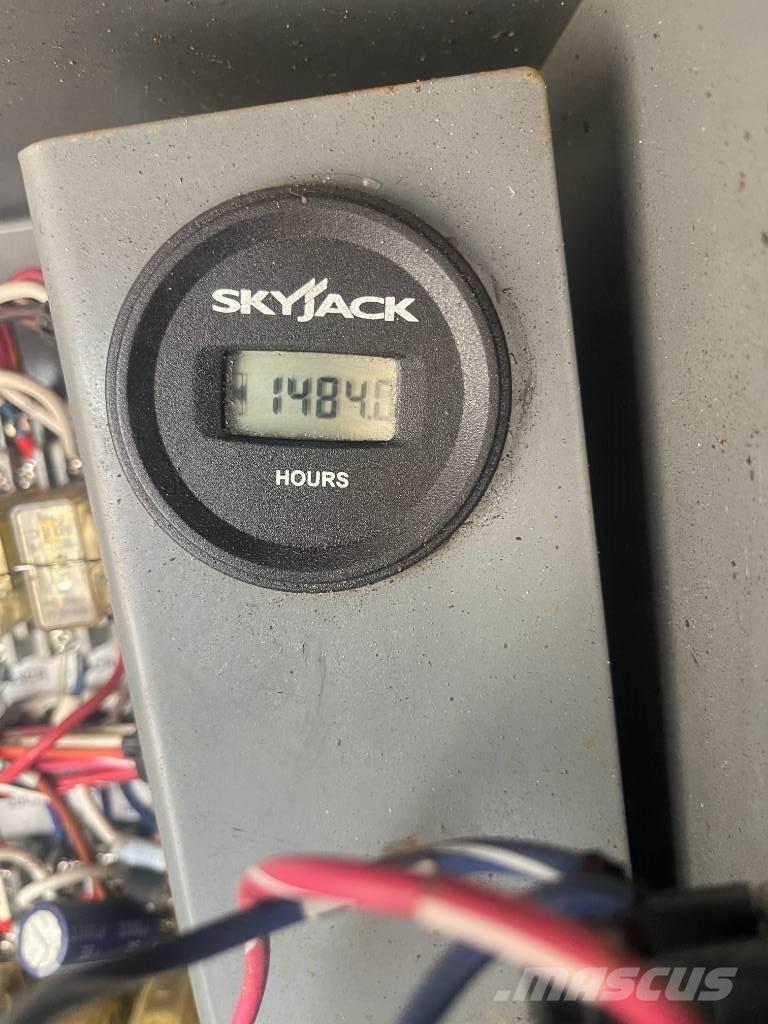 SkyJack SJ 9250 RT 가위형 리프트
