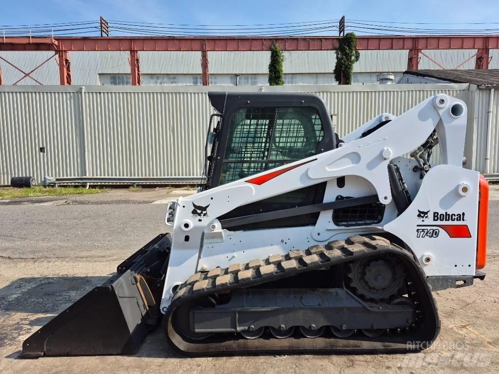 Bobcat T 740  스키드로더