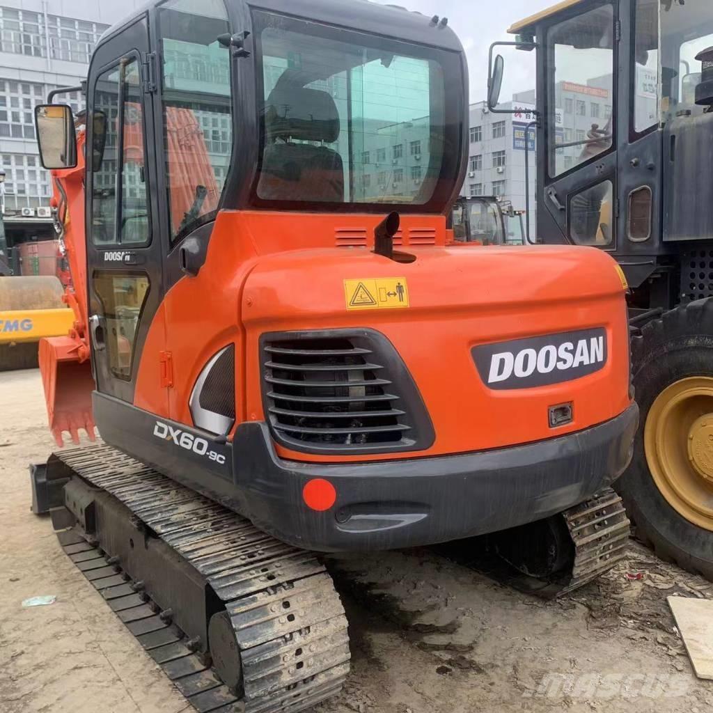 Doosan DX60 중형굴삭기 7톤-28톤