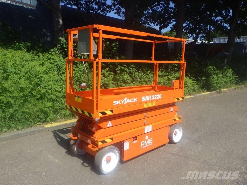 SkyJack SJ3220 가위형 리프트