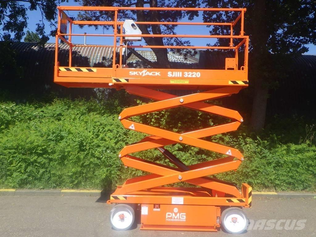 SkyJack SJ3220 가위형 리프트