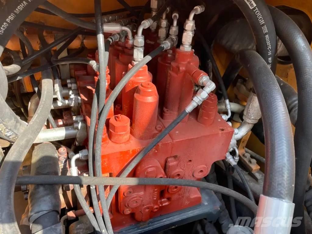 Hyundai R210W-9  휠 굴삭기