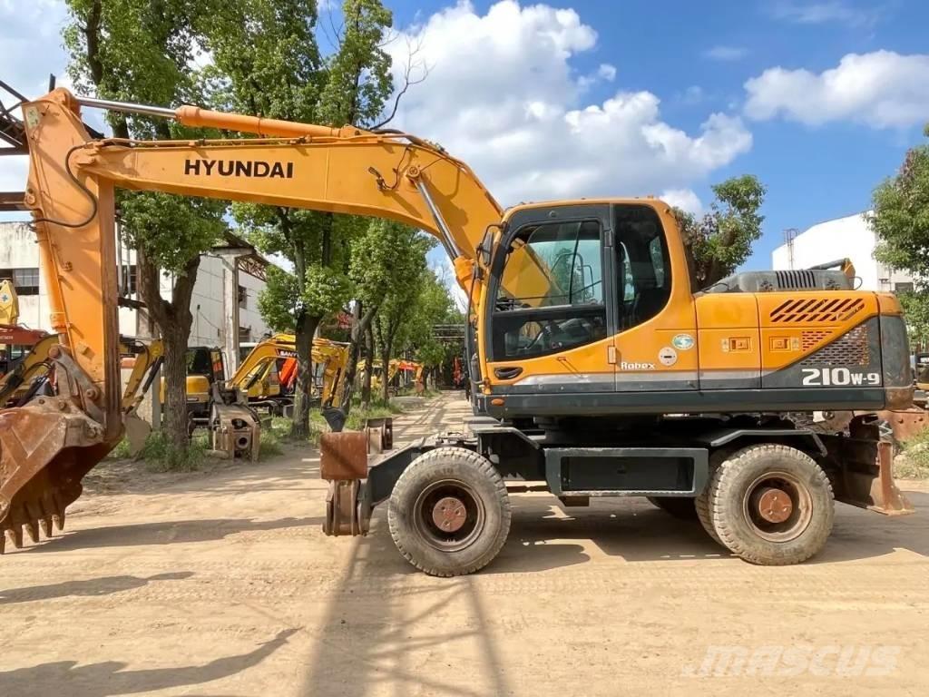 Hyundai R210W-9  휠 굴삭기
