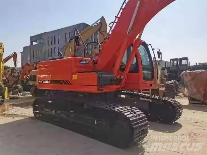 Doosan DX225LC 대형 굴삭기 29톤 이상