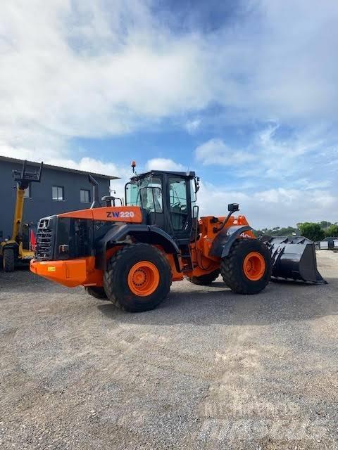 Hitachi ZW 220  휠로우더