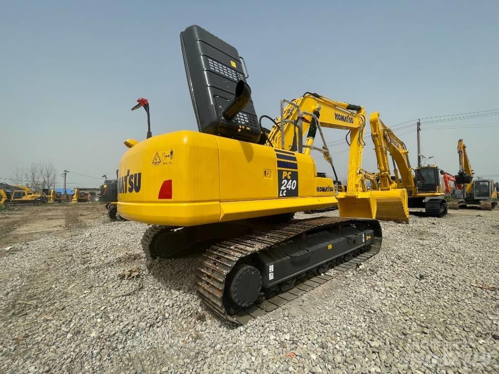 Komatsu PC 240 대형 굴삭기 29톤 이상