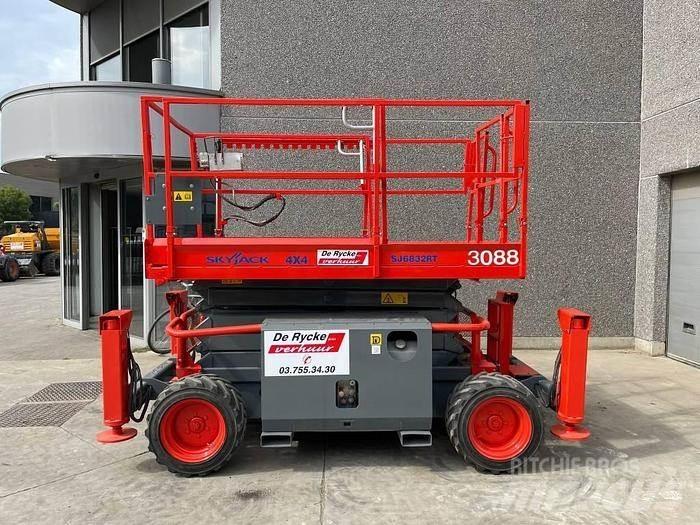SkyJack SJ6832RT 가위형 리프트