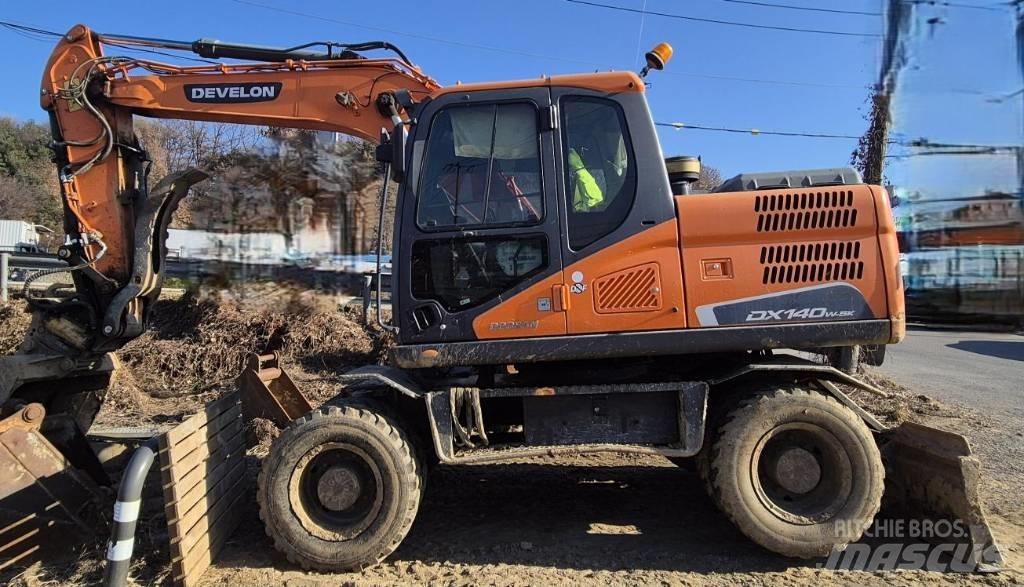 Doosan DX 140 W  휠 굴삭기