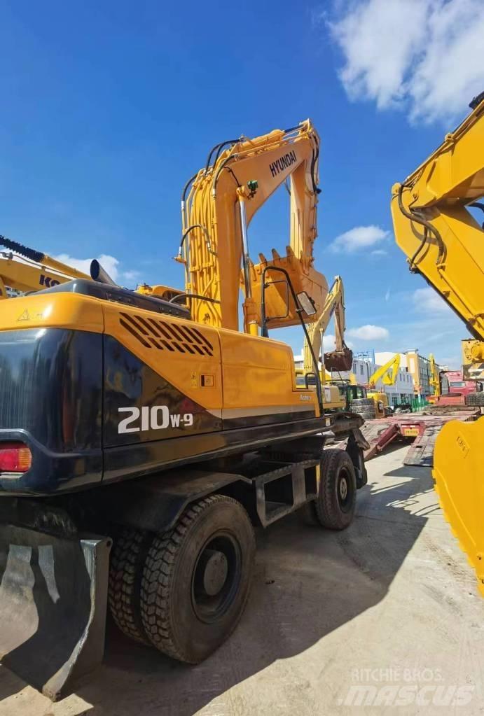 Hyundai R210W-9  휠 굴삭기