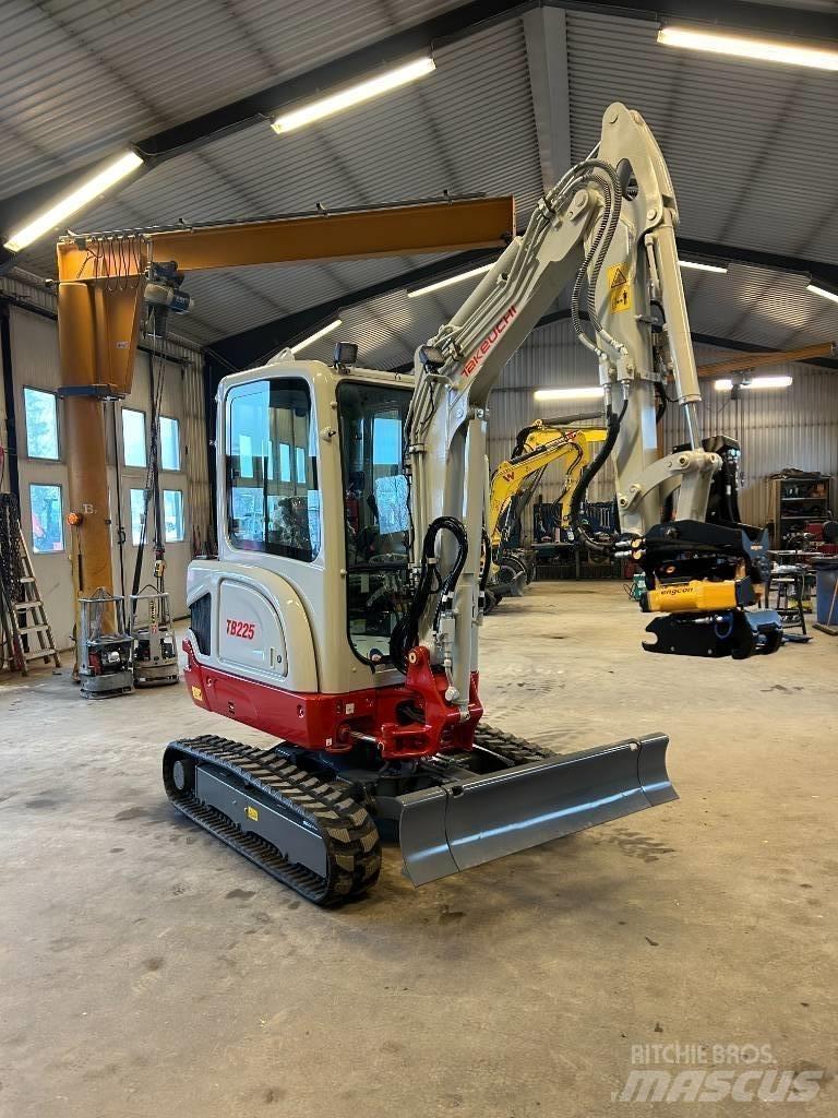 Takeuchi TB225 소형 굴삭기 7톤 미만