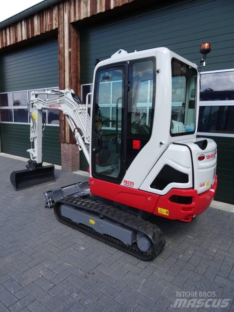 Takeuchi TB 225 소형 굴삭기 7톤 미만