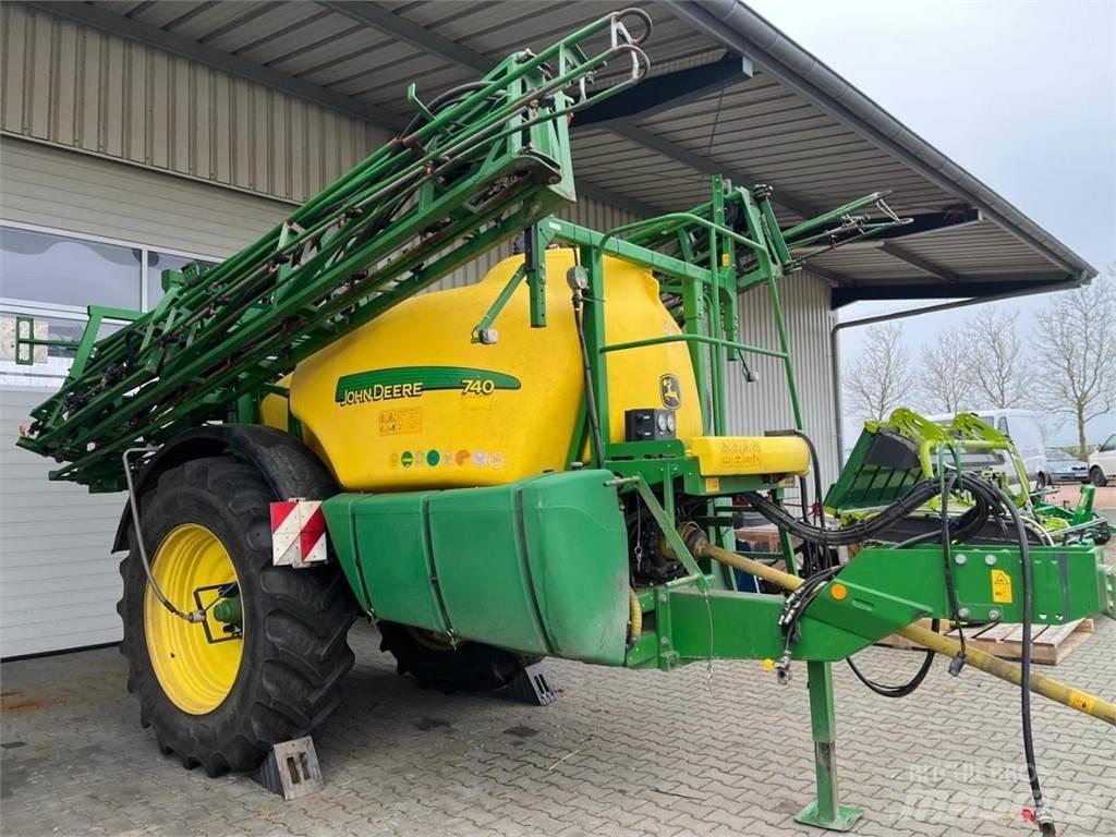 John Deere 740 견인형 분무기