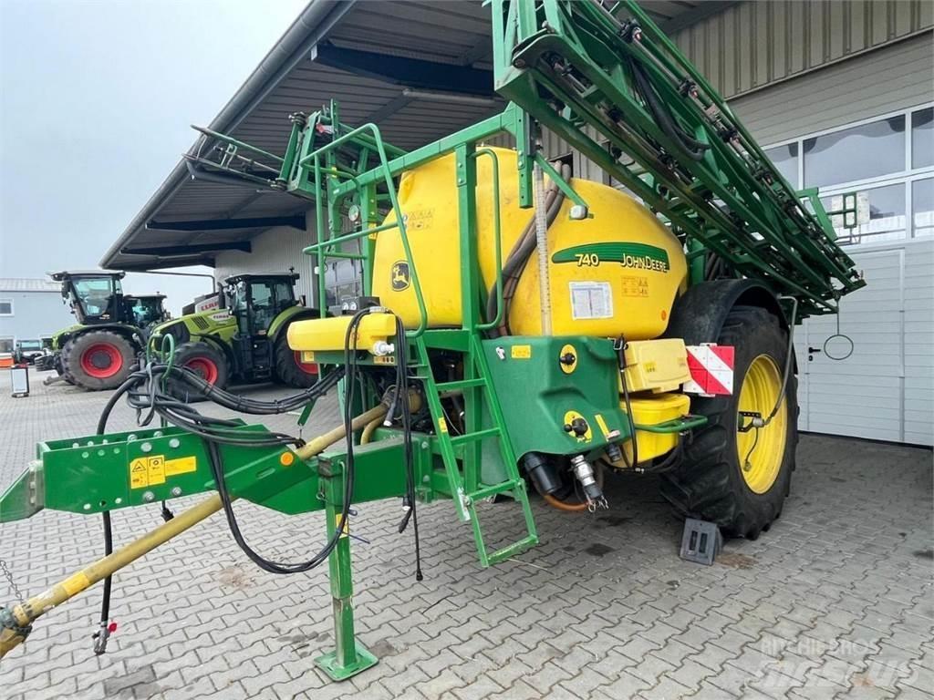 John Deere 740 견인형 분무기