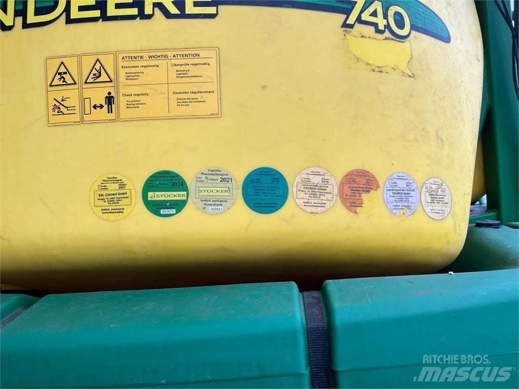 John Deere 740 견인형 분무기