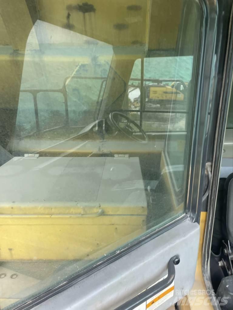 Komatsu HD 605-7 초대형 덤프 트럭