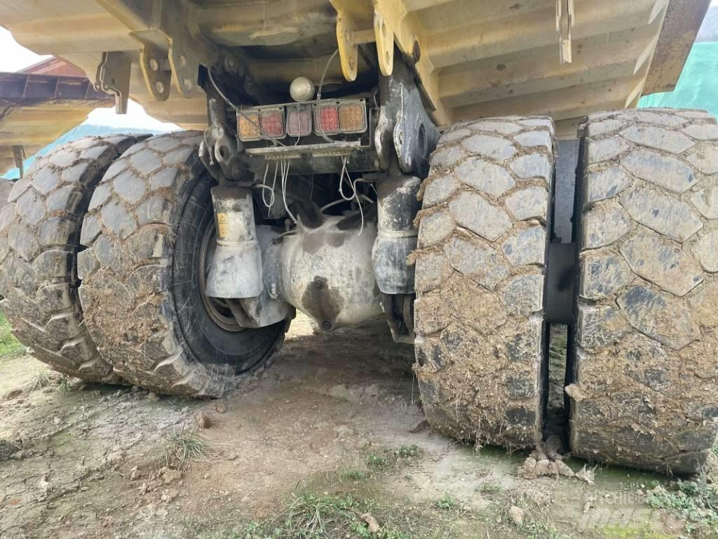 Komatsu HD 605-7 초대형 덤프 트럭