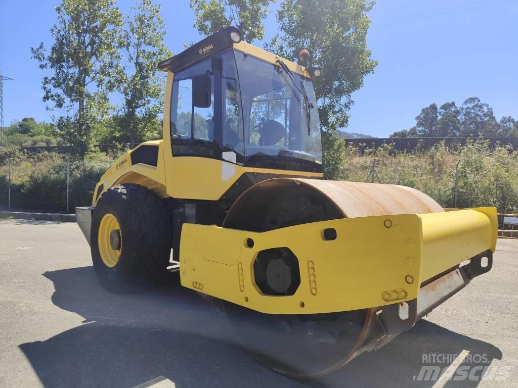 Bomag BW 211 D-50 공기 타이어 롤러