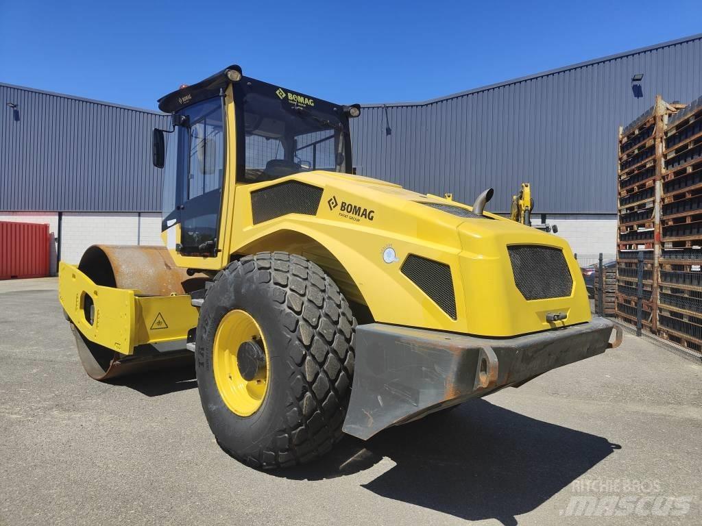 Bomag BW 211 D-50 공기 타이어 롤러