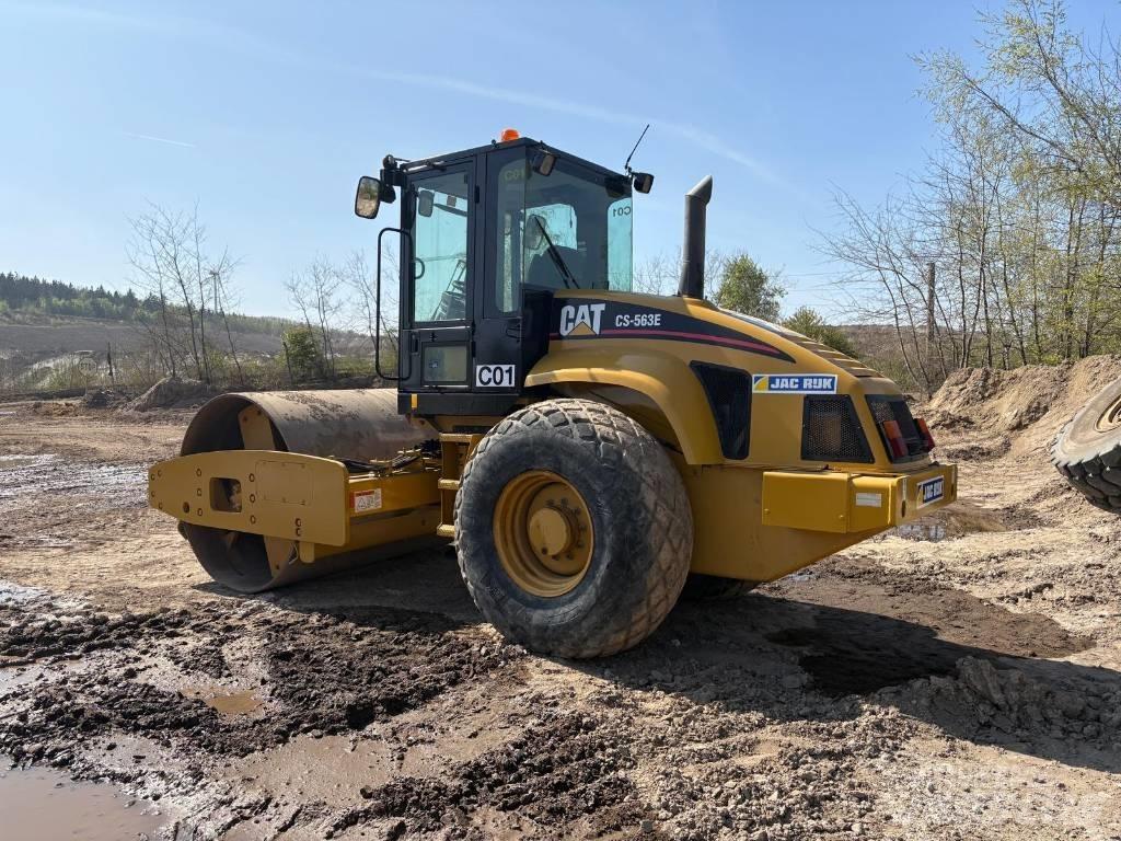 CAT CS 563 E 싱글 드럼 롤러
