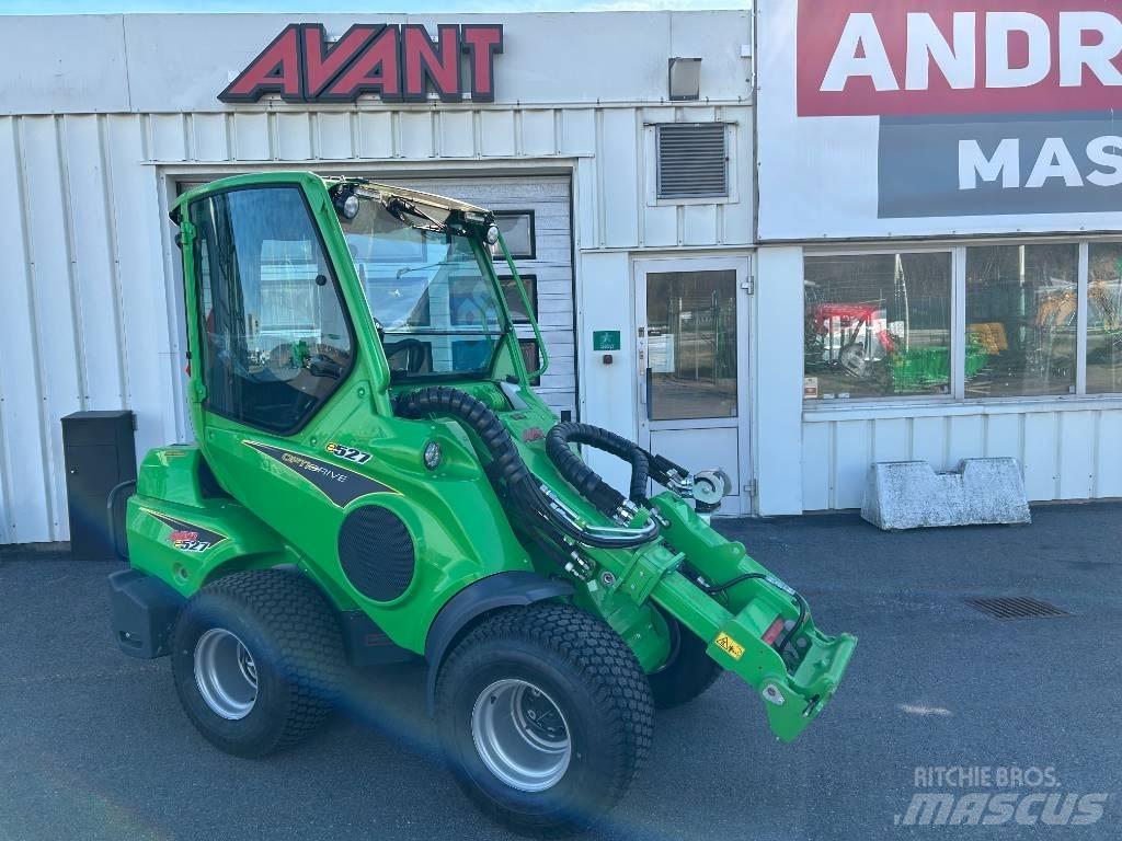 Avant E 527 Med  hytt  스키드로더