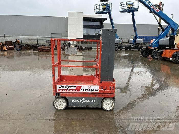 SkyJack SJ16 가위형 리프트