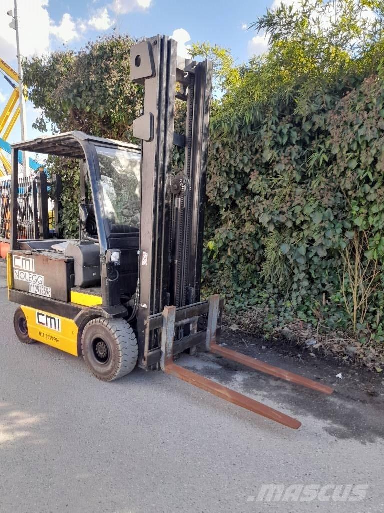 OM E 25 C 전동 지게차