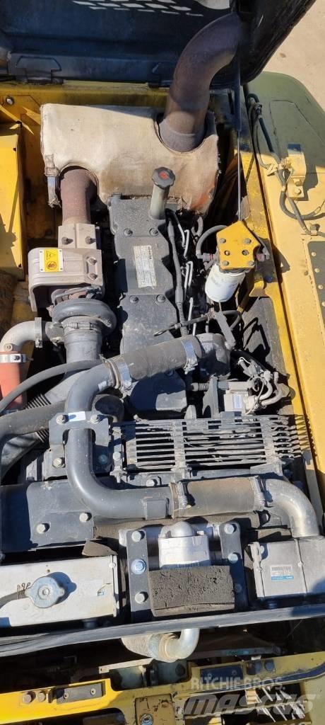 Komatsu PC 210-8 대형 굴삭기 29톤 이상