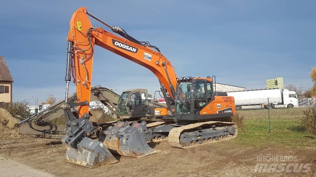 Doosan DX 225 대형 굴삭기 29톤 이상