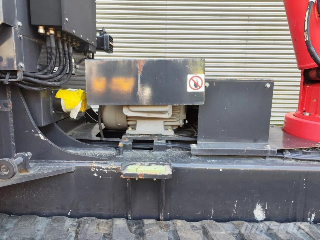 Unic URW 506 CDE 트랙 크레인