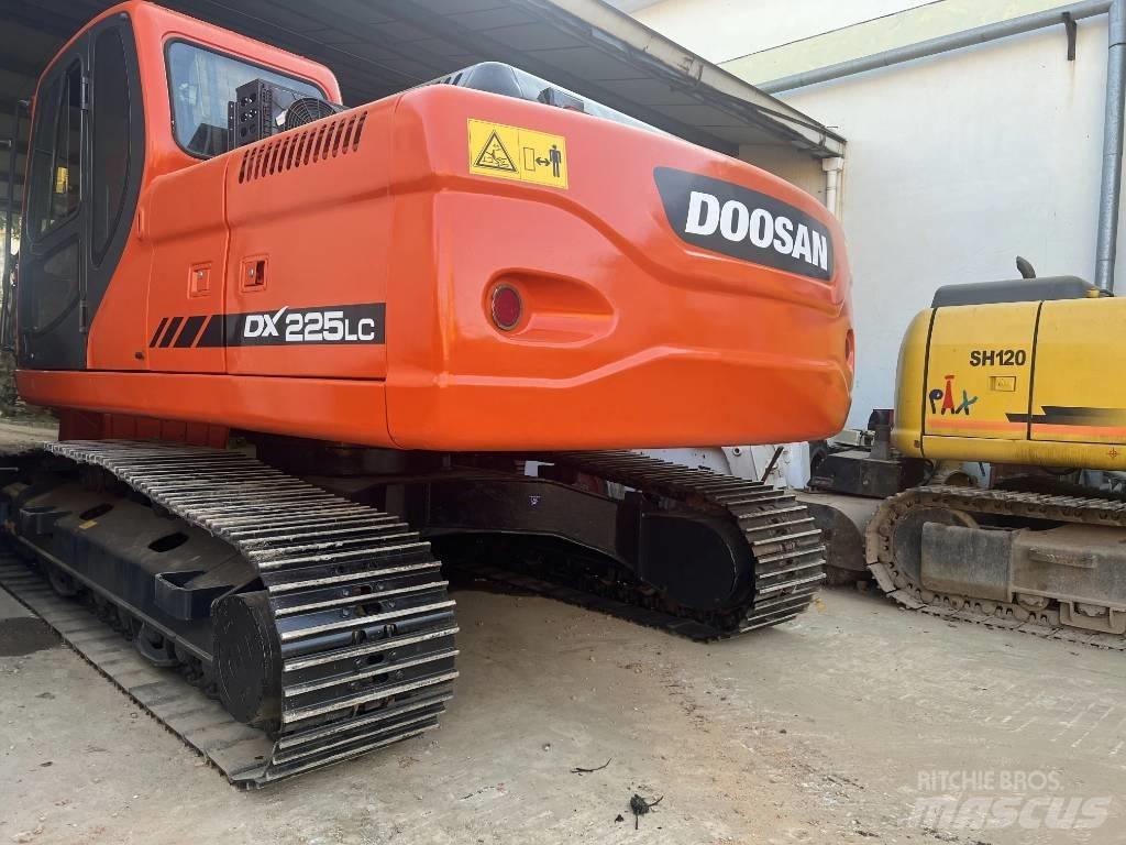 Doosan DX225LC 대형 굴삭기 29톤 이상
