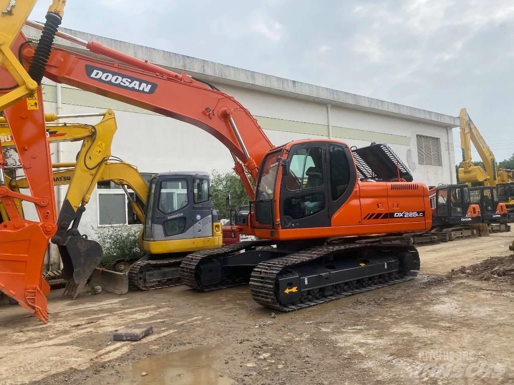 Doosan DX225LC 대형 굴삭기 29톤 이상