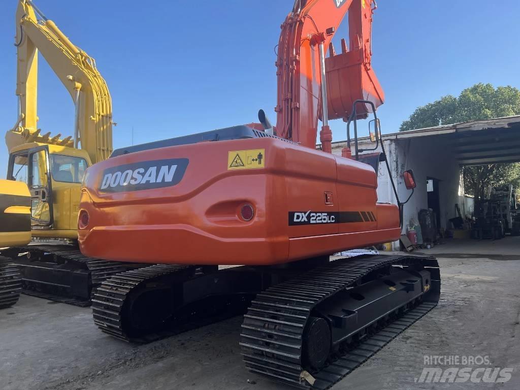 Doosan DX225LC 대형 굴삭기 29톤 이상