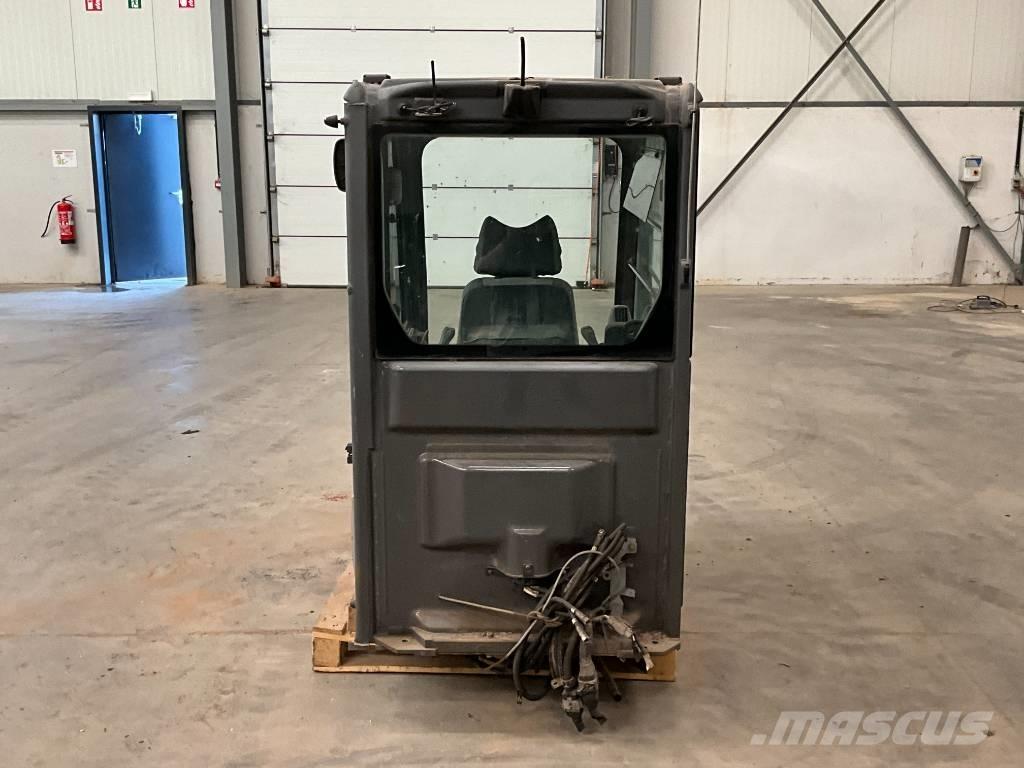 Hitachi ZX 210-3 캐빈 및 인테리어