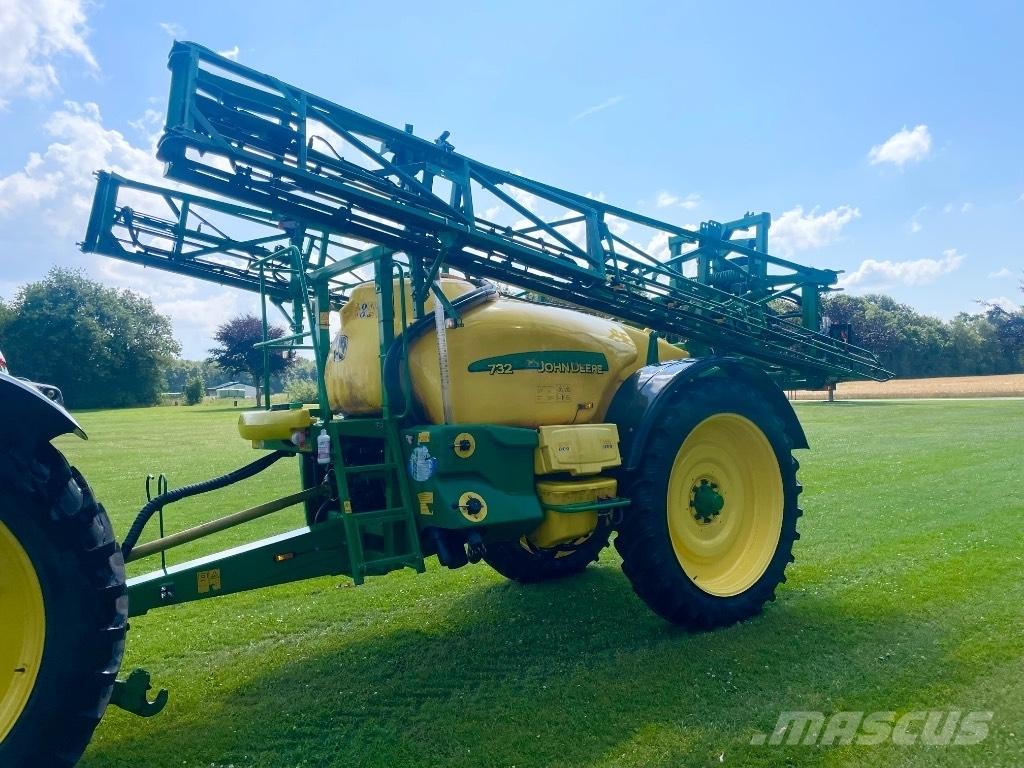 John Deere 732 견인형 분무기