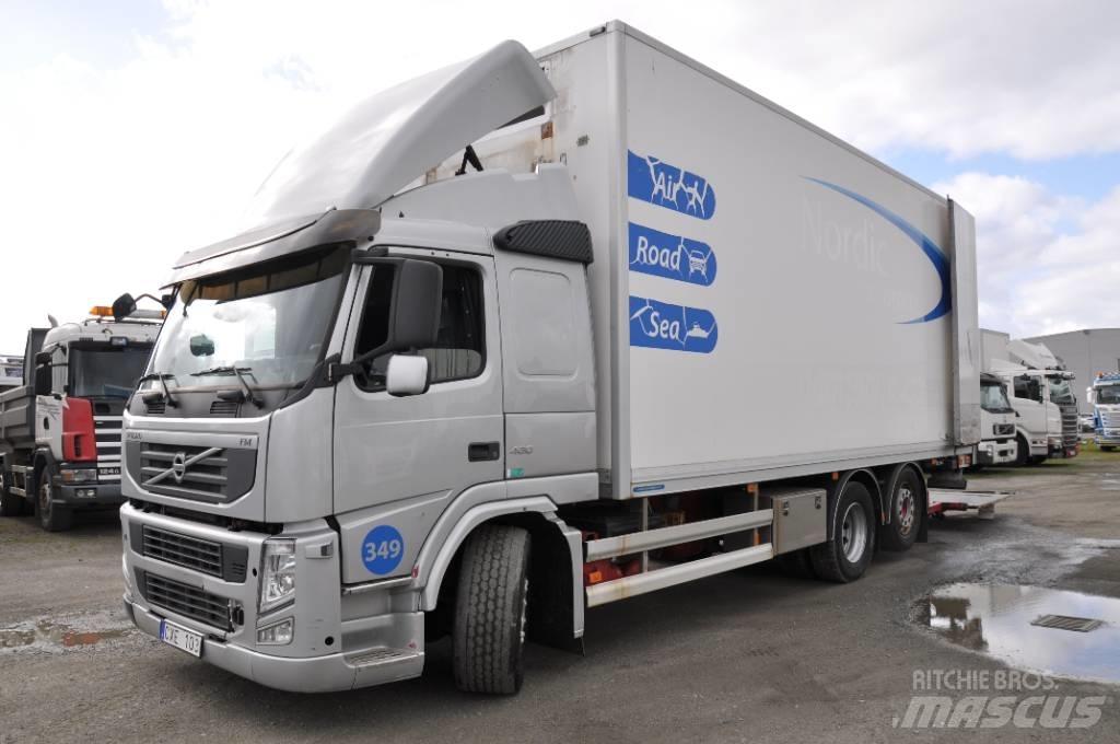 Volvo FM 6X2 탑차 트럭