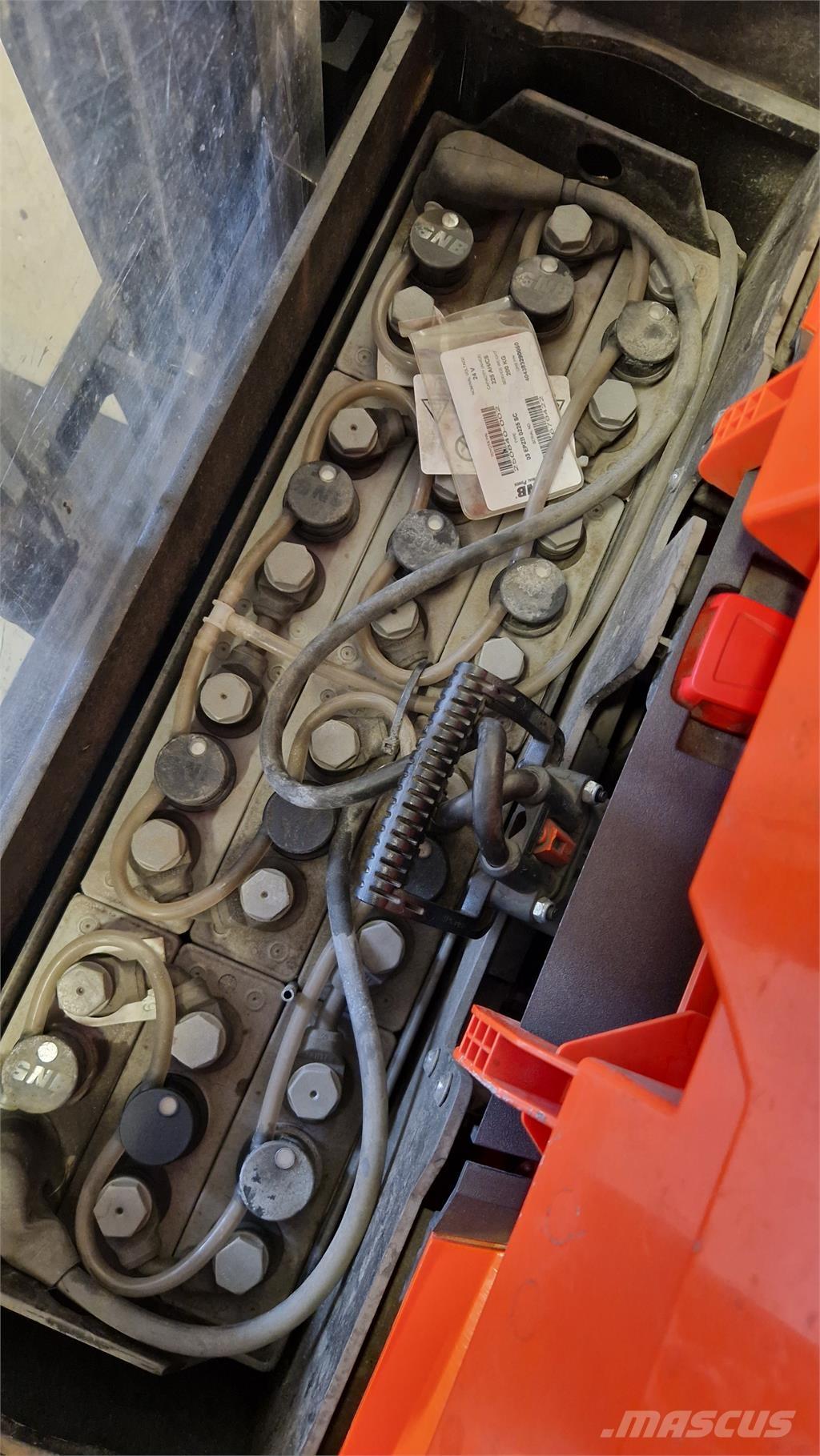 BT SWE200D 보행식 리치 지게차