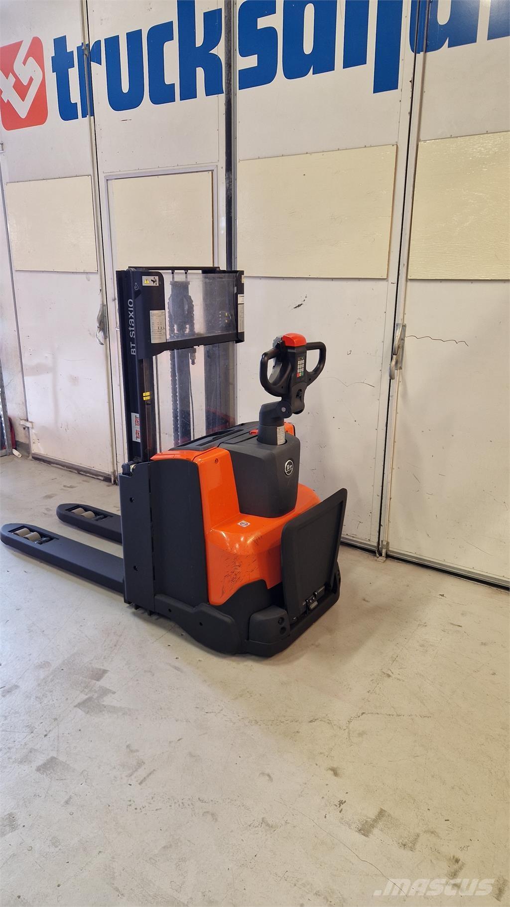 BT SWE200D 보행식 리치 지게차