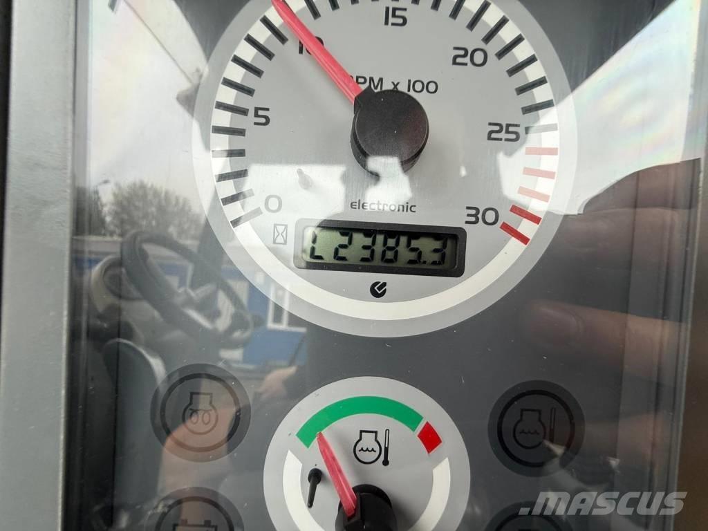 Komatsu WB 93 S-5 백호로더