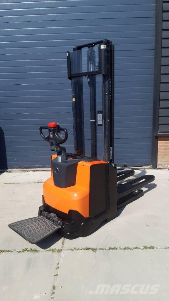 BT SWE 120 보행식 리치 지게차