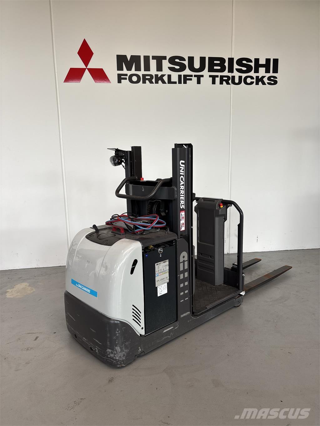 UniCarriers EPL100 경량 반출 리프터