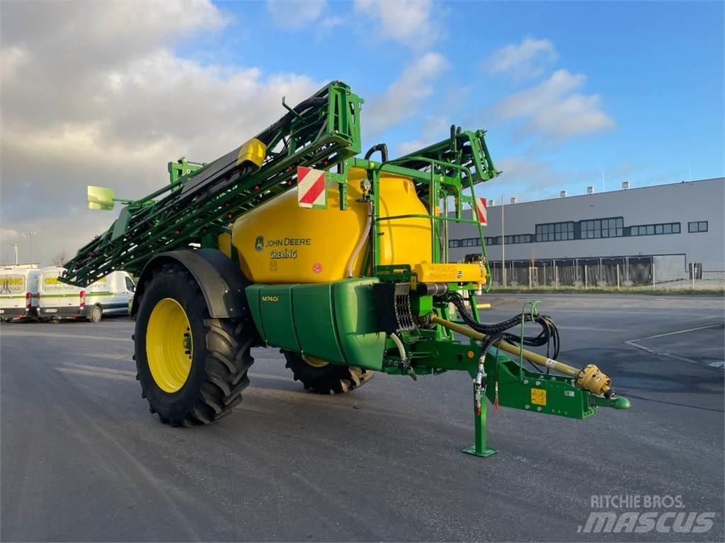 John Deere M740i 견인형 분무기