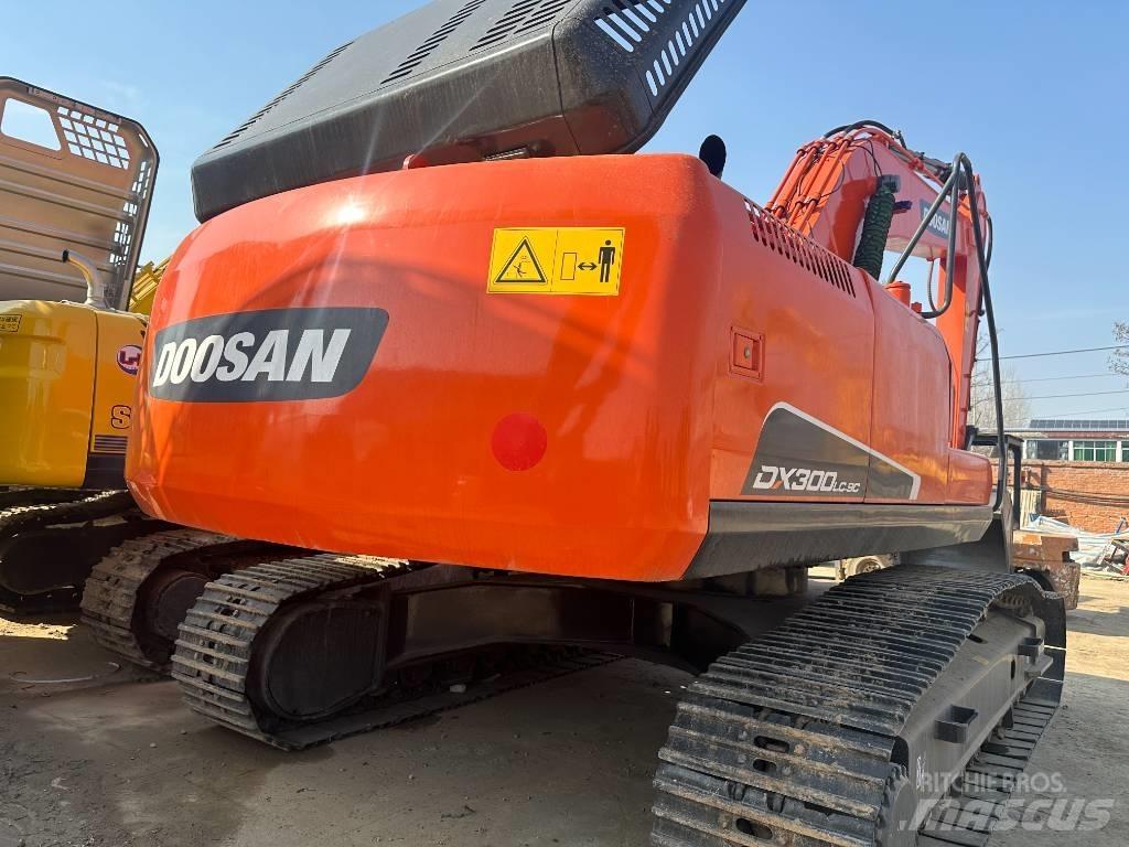 Doosan DX 300 대형 굴삭기 29톤 이상