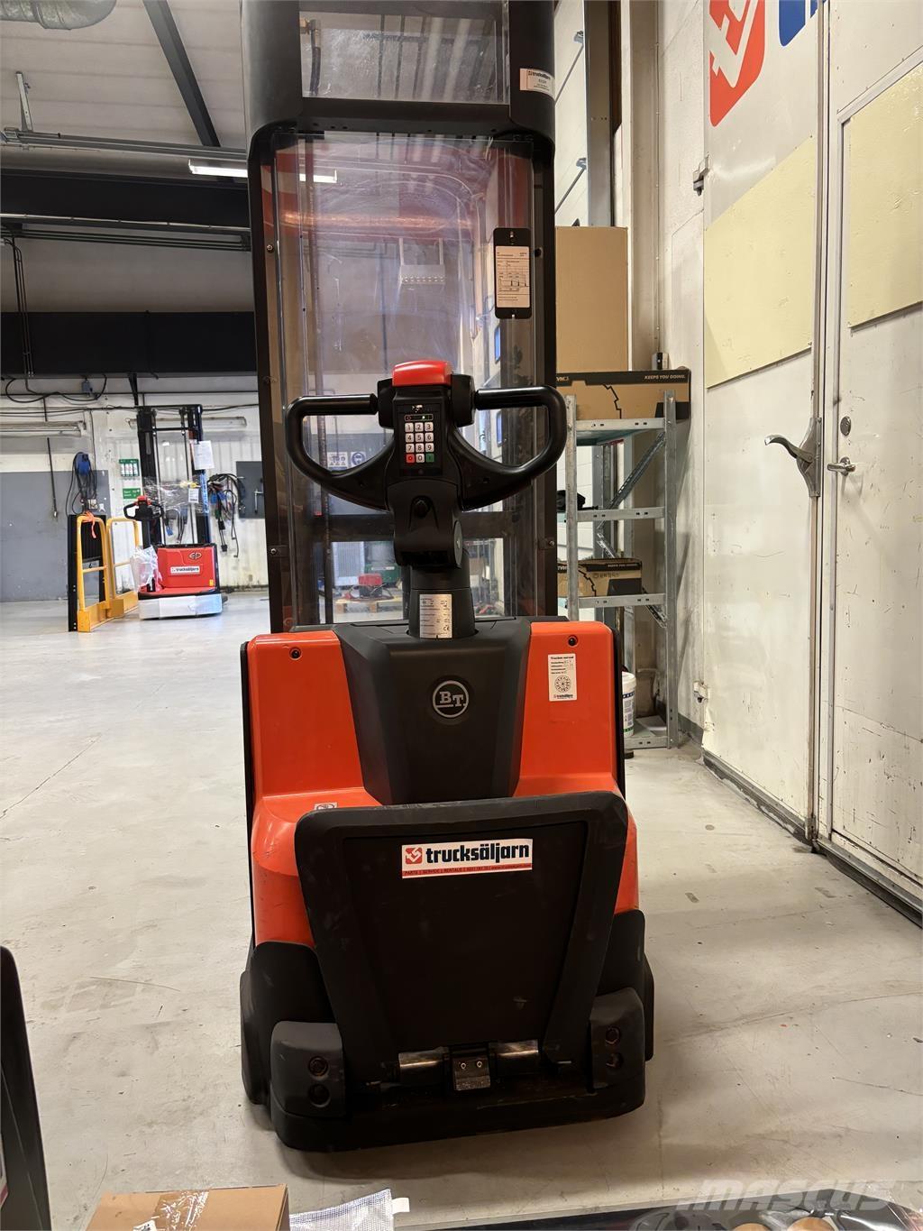 Toyota SWE120 보행식 리치 지게차