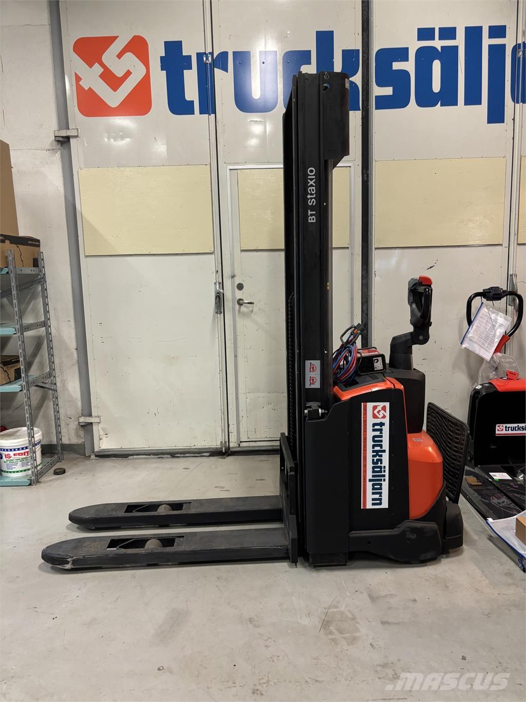 Toyota SWE120 보행식 리치 지게차