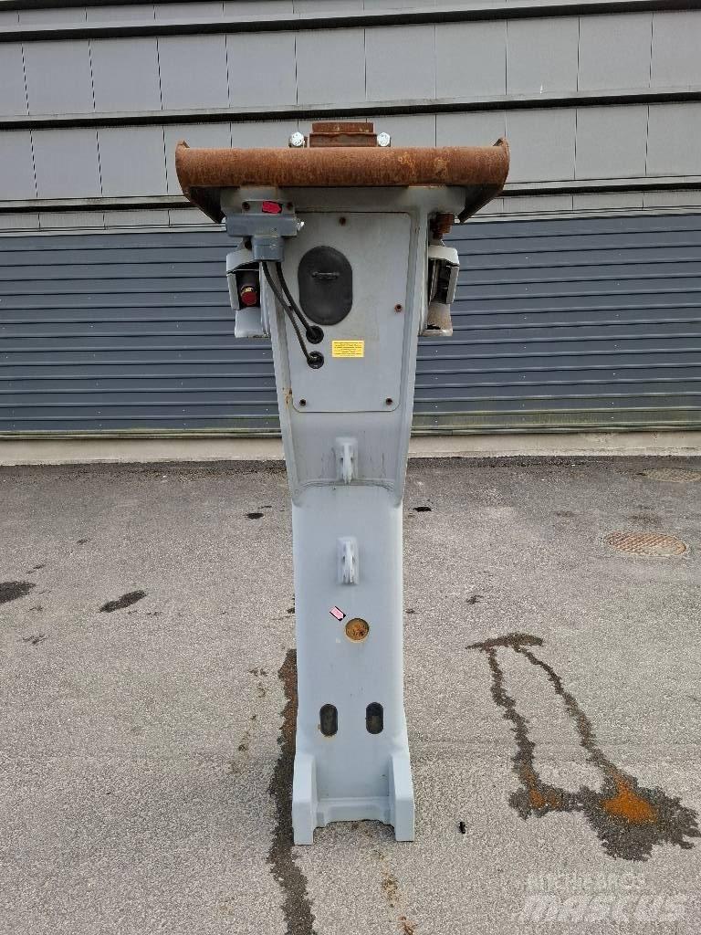 Epiroc EC 155CL 브레이커