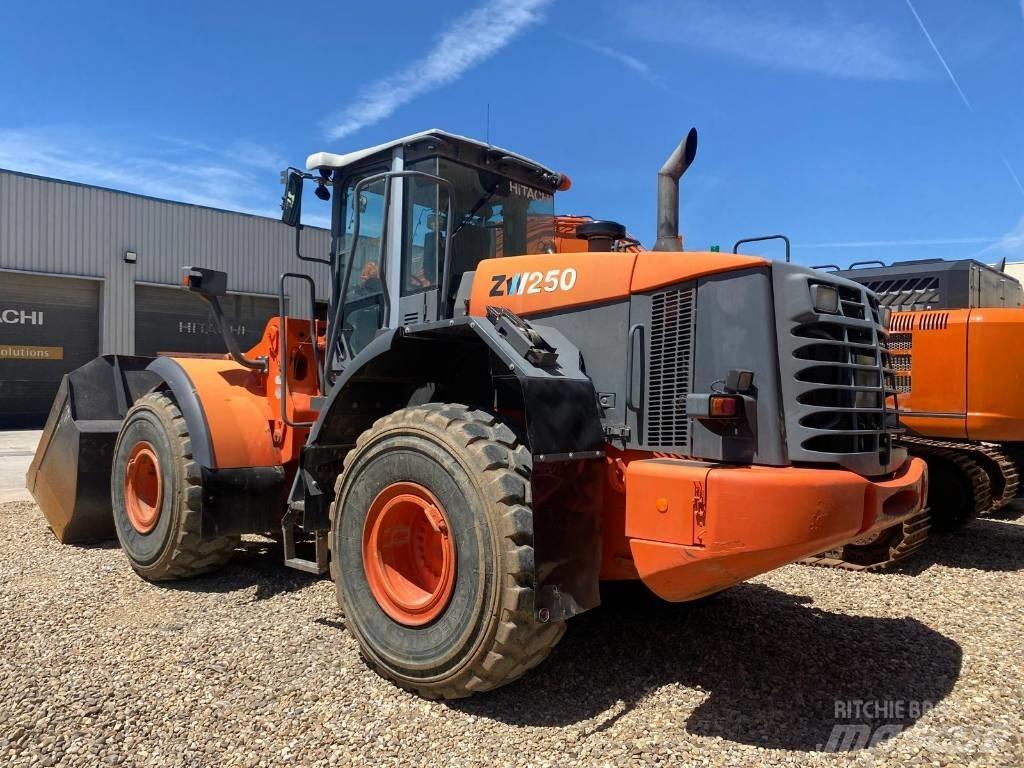 Hitachi ZW 250  휠로우더