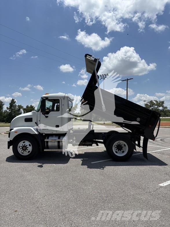 Mack MD6 덤프 트럭